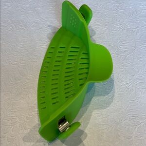 Green Clip-On Silicone Strainer